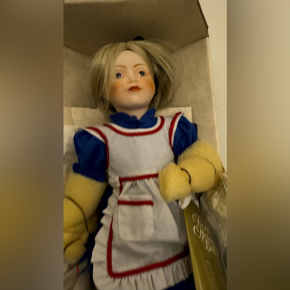 Franklin Heirloom Dolls Alice in Wonderland by Carol Lawson